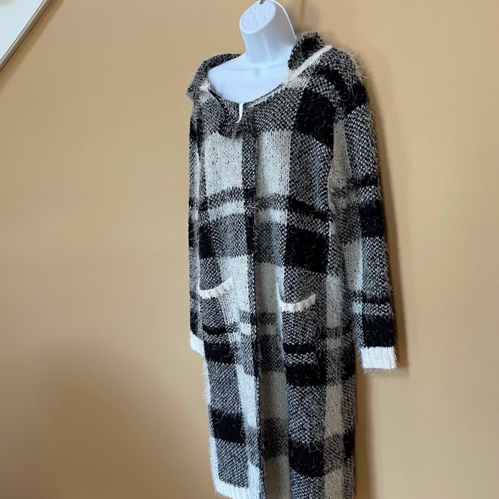 NWOT Mona B long black and white sweater sM